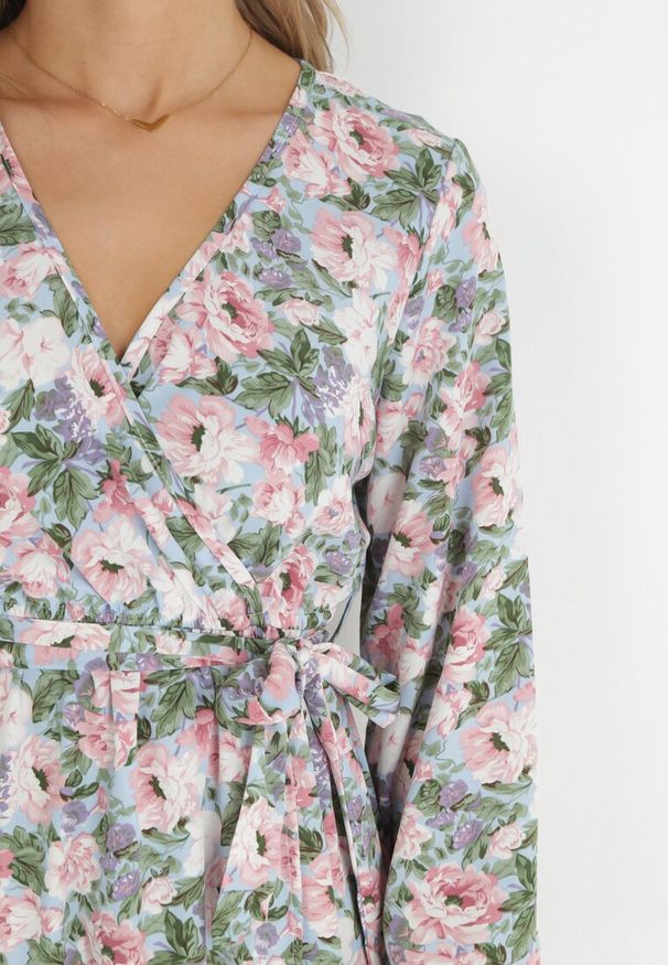 Born2be - Jasnoniebieska Sukienka Partharpia. Typ kołnierza: kokarda. Kolor: niebieski. Materiał: tkanina, materiał. Wzór: aplikacja, kolorowy, kwiaty. Typ sukienki: kopertowe, rozkloszowane. Długość: maxi