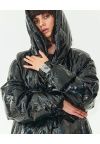 MMC STUDIO - Czarna kurtka holograficzna Jesso. Typ kołnierza: kaptur. Kolor: czarny. Materiał: jeans, puch, guma. Sezon: zima #3