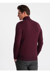 Ombre Clothing - Męski jednokolorowy dzianinowy golf z wiskozą – bordowy V4. Okazja: na co dzień. Typ kołnierza: golf. Kolor: czerwony. Materiał: wiskoza, dzianina. Wzór: gładki, aplikacja, jednolity. Styl: klasyczny, casual #4