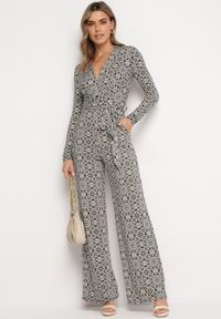 Born2be - Biało-Czarny Wzorzysty Kombinezon z Długim Rękawem i Szerokimi Spodniami z Wiązaniem w Pasie Vilati. Kolor: czarny. Długość rękawa: długi rękaw. Długość: długie. Wzór: geometria. Styl: elegancki #1