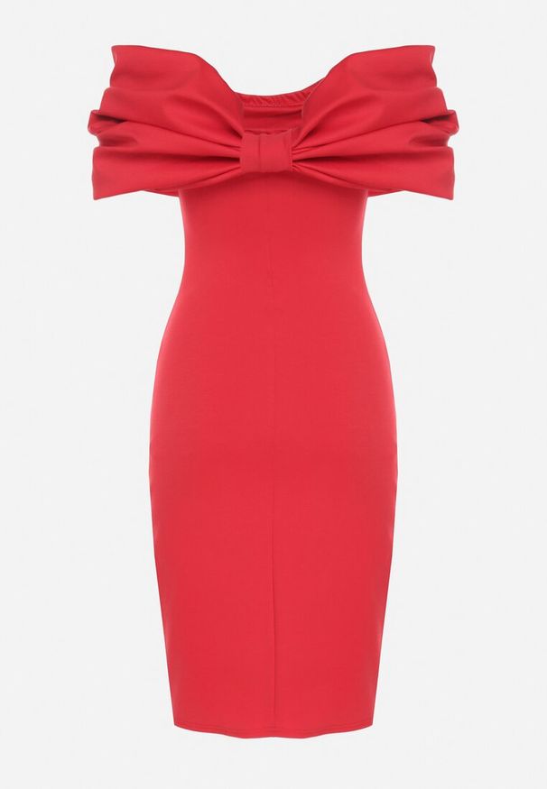 Born2be - Czerwona Taliowana Sukienka Dopasowana z Odsłoniętymi Ramionami i Drapowaniem Palamiria. Okazja: na imprezę, na randkę. Kolor: czerwony