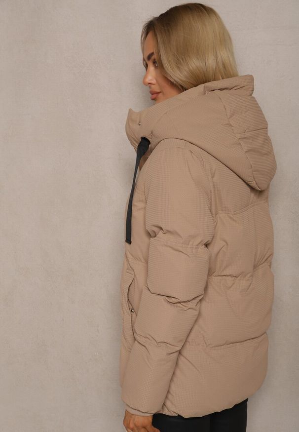 Renee - Ciemnobeżowa Kurtka Basic Pikowana z Nieodpinanym Kapturem Vertirya. Okazja: na co dzień. Kolor: beżowy. Materiał: dzianina, jeans. Styl: casual, sportowy