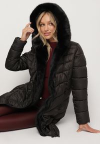 Born2be - Czarna Pikowana Kurtka z Wiązanym Paskiem i Kapturem z Futerkiem Fenama. Okazja: na spacer, na co dzień. Kolor: czarny. Materiał: futro. Styl: elegancki, casual