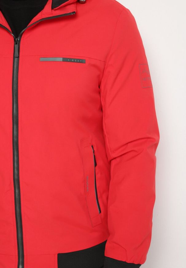 Born2be - Czerwona Kurtka Wiatrówka z Kapturem i Ściągaczami Lorendriah. Okazja: na spacer, na co dzień. Typ kołnierza: kaptur. Kolor: czerwony. Materiał: jeans. Styl: elegancki, casual, klasyczny