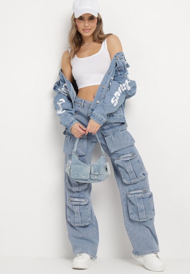 Born2be - Niebieskie Spodnie z Prostymi Szerokimi Nogawkami Zdobione Wieloma Kieszeniami Liafina. Kolor: niebieski. Materiał: materiał. Wzór: aplikacja