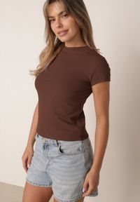 Born2be - Brązowy Gładki T-shirt z Wiskozy ze Stójką w Minimalistycznym Stylu Deleus. Okazja: na co dzień. Typ kołnierza: kołnierzyk stójkowy. Kolor: brązowy. Długość: krótkie. Wzór: gładki. Materiał: wiskoza. Długość rękawa: krótki rękaw. Sezon: zima. Styl: casual, elegancki #1