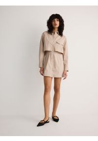 Reserved - Sukienka mini z wiązaniem - beżowy. Kolor: beżowy. Materiał: bawełna. Długość: mini