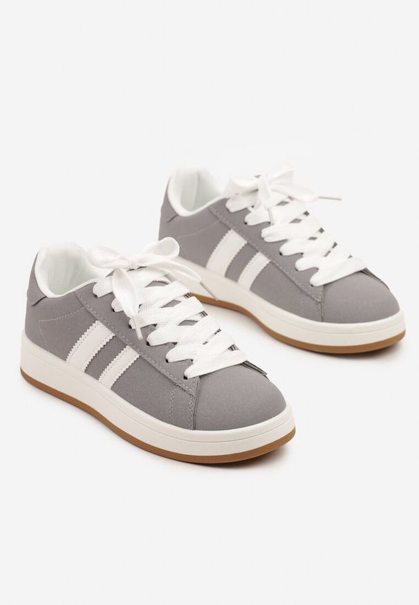 Renee - Szare Sneakersy Ozdobione Motywem Pasków Flortewi. Okazja: na co dzień. Zapięcie: pasek. Kolor: szary. Materiał: jeans. Wzór: aplikacja. Sezon: wiosna, lato. Obcas: na płaskiej podeszwie
