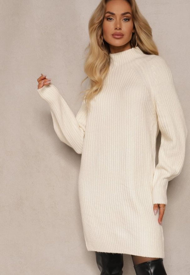 Renee - Jasnobeżowa Pudełkowa Sukienka Sweterkowa Półgolf z Wełną Norawen. Okazja: na co dzień. Kolor: beżowy. Materiał: wełna. Styl: casual, klasyczny