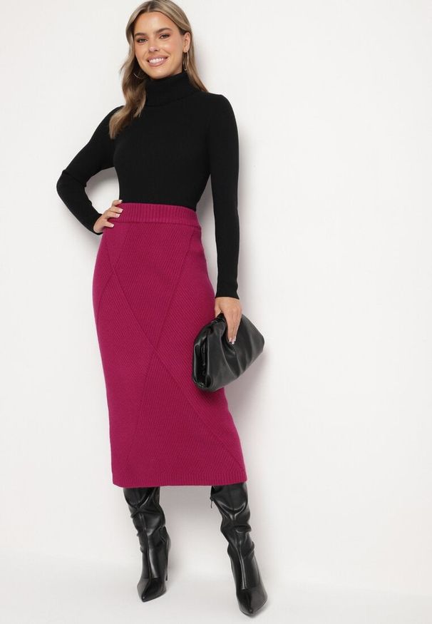 Born2be - Ciemnoróżowa Dopasowana Spódnica z Wiskozą Wysokim Stanem i Gumką w Talii Nialessia. Okazja: na co dzień. Stan: podwyższony. Kolor: fioletowy. Materiał: wiskoza. Sezon: zima, jesień. Styl: casual, elegancki