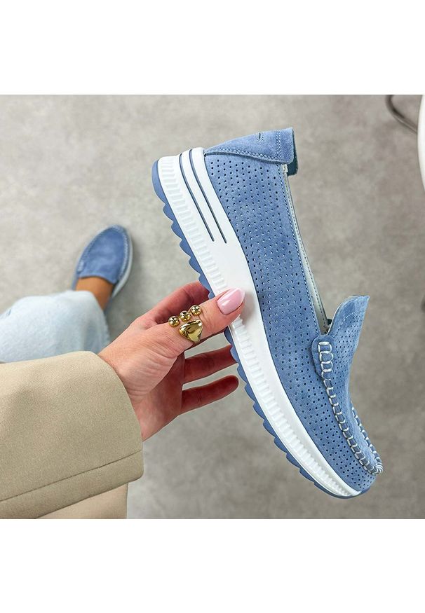 Granatowe ażurowe skórzane mokasyny damskie Jezzi 9793. Okazja: na co dzień, na spacer. Nosek buta: okrągły. Zapięcie: bez zapięcia. Kolor: niebieski. Szerokość cholewki: normalna. Wzór: ażurowy. Materiał: skóra. Sezon: wiosna, lato, jesień. Styl: casual, klasyczny, elegancki