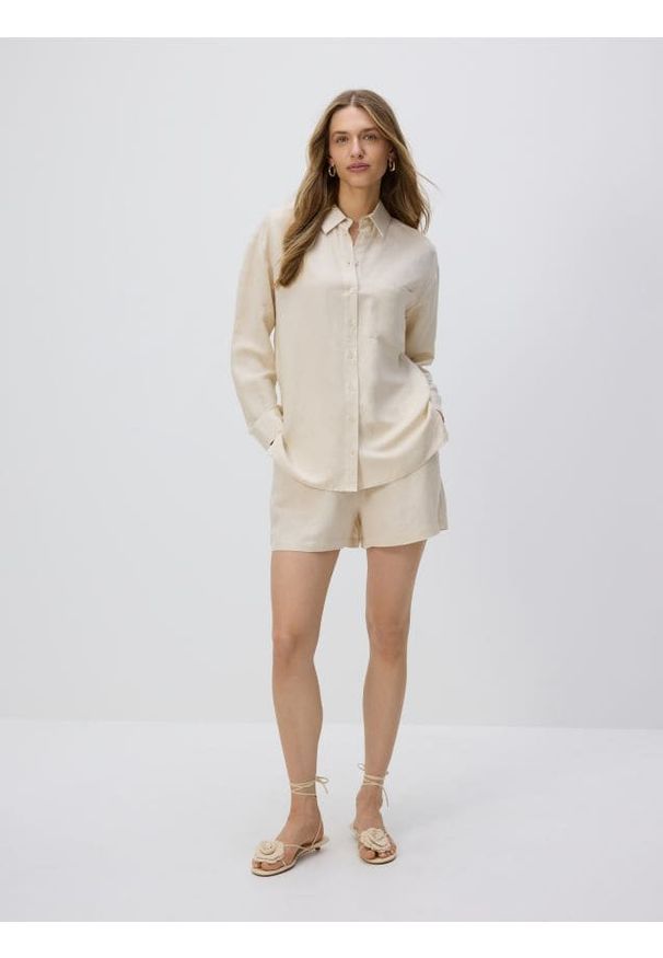 Reserved - Szorty z lnem - kremowy. Kolor: kremowy. Materiał: len