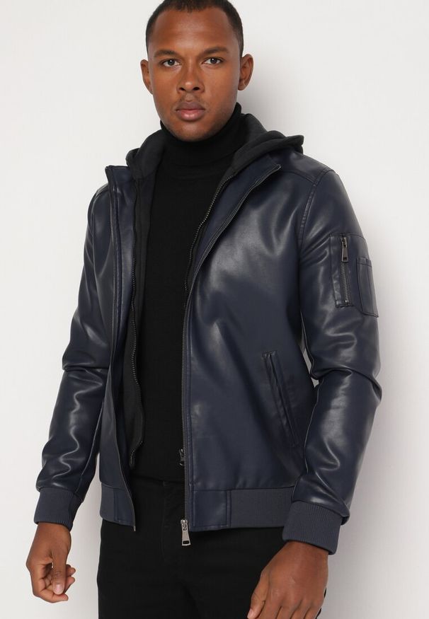 Born2be - Granatowa Kurtka Ramoneska z Odpinanym Kapturem i Podszewką z Wsuwanymi Kieszeniami Bellarion. Okazja: na co dzień. Typ kołnierza: golf. Kolor: niebieski. Materiał: dzianina. Styl: klasyczny, casual, elegancki