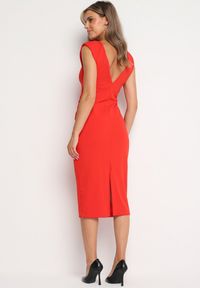 Born2be - Czerwona Taliowana Sukienka Bez Rękawów z Ozdobnym Marszczeniem Lunala. Okazja: na co dzień. Kolor: czerwony. Materiał: skóra. Długość rękawa: bez rękawów. Styl: casual #3