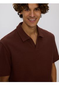 Reserved - Strukturalne polo comfort fit - mahoniowy. Typ kołnierza: polo. Kolor: brązowy. Materiał: bawełna, dzianina
