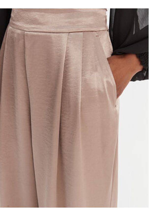 Guess Spodnie materiałowe W6RB66 W2612 Beżowy Slim Fit. Kolor: beżowy. Materiał: syntetyk