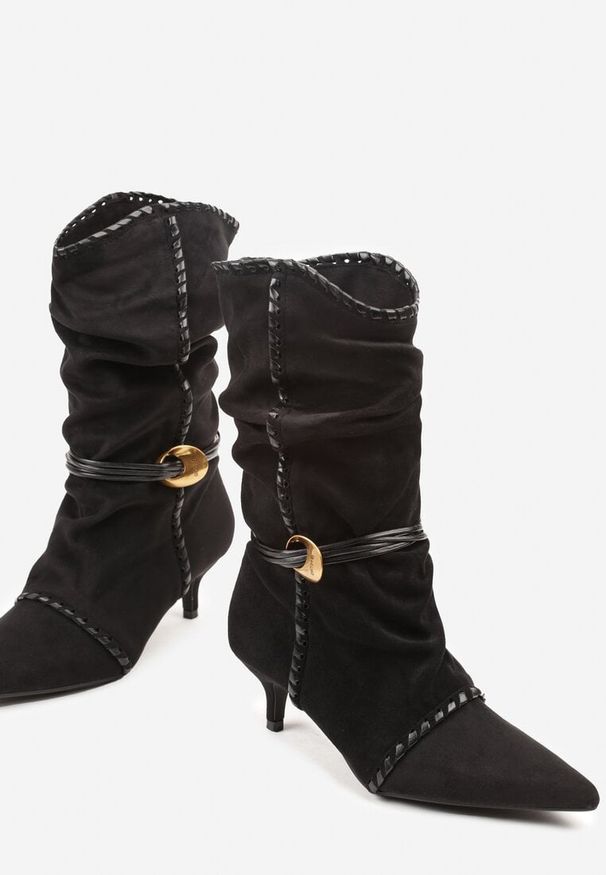 Renee - Czarne Botki na Kaczuszce Slouchy Ozdobione Metaliczną Aplikacją i Sznurkiem Avodvire. Okazja: na co dzień, na randkę. Kolor: czarny. Materiał: jeans. Wzór: aplikacja. Obcas: na szpilce. Styl: boho, elegancki, klasyczny, casual