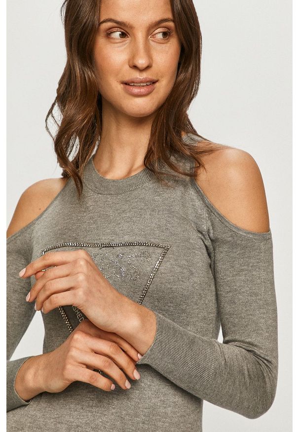 Guess - Sweter. Kolor: szary. Materiał: dzianina. Długość rękawa: długi rękaw. Długość: długie. Wzór: aplikacja