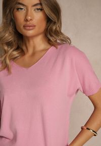Renee - Różowy T-shirt z Dzianiny z Dekoltem w Serek Fenalise. Okazja: na co dzień. Typ kołnierza: dekolt w serek. Kolor: różowy. Materiał: dzianina. Wzór: aplikacja. Styl: casual #4