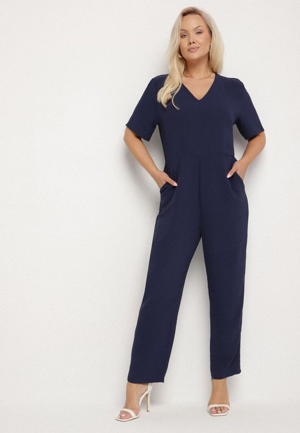 Born2be - Granatowy Kombinezon Panomeda. Kolekcja: plus size. Kolor: niebieski. Materiał: tkanina. Długość rękawa: krótki rękaw. Długość: krótkie. Wzór: gładki, jednolity, kolorowy. Styl: klasyczny