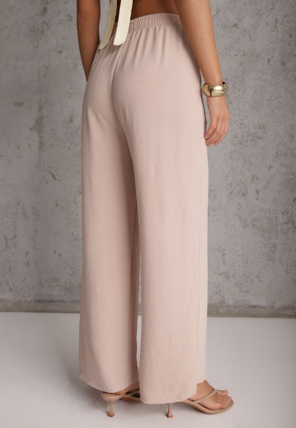 Renee - Różowe Spodnie Casual o Szerokim Kroju High Waist Zdobione Aplikacją Nephise. Okazja: na co dzień. Kolekcja: plus size. Kolor: różowy. Długość: długie. Wzór: aplikacja. Stan: podwyższony. Materiał: tkanina. Sezon: lato. Styl: casual