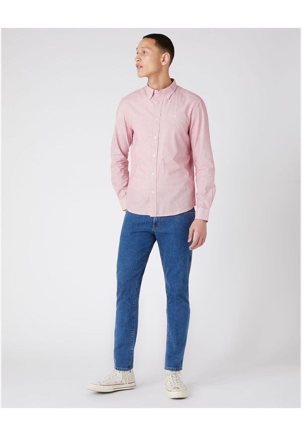 Wrangler - KOSZULA MĘSKA WRANGLER LS BUTTON DOWN SHIRT REDLIGHT W5AB4M82V 112130091. Typ kołnierza: button down