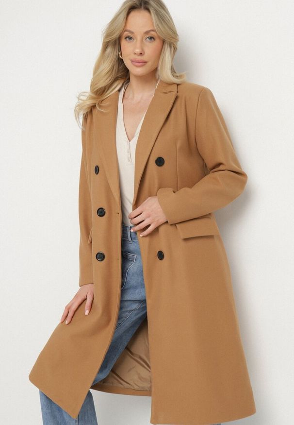 Born2be - Beżowy Płaszcz Dwurzędowy Lodis. Okazja: na co dzień. Kolor: beżowy. Materiał: tkanina. Długość: długie. Styl: elegancki, casual