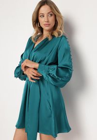 Born2be - Zielona Sukienka z Gumką w Pasie z Kopertowym Dekoltem i Paskiem z Metalową Klamrą Branica. Typ kołnierza: dekolt kopertowy. Kolor: zielony. Materiał: tkanina. Wzór: aplikacja. Typ sukienki: kopertowe #4