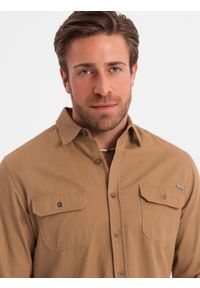Ombre Clothing - Męska bawełniana koszula REGULAR FIT z kieszeniami zapinanymi na guziki - camel V2 - Rozmiar: M. Materiał: bawełna. Długość rękawa: długi rękaw. Długość: długie. Wzór: aplikacja #9