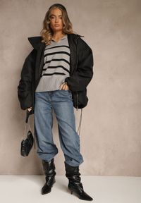 Renee - Czarno-Szary Sweter w Paski z Dekoltem w Serek z Kołnierzykiem Ralinavia. Okazja: na co dzień. Typ kołnierza: dekolt w serek. Kolor: czarny. Materiał: jeans. Długość rękawa: długi rękaw. Długość: długie. Wzór: paski. Styl: casual, klasyczny #5