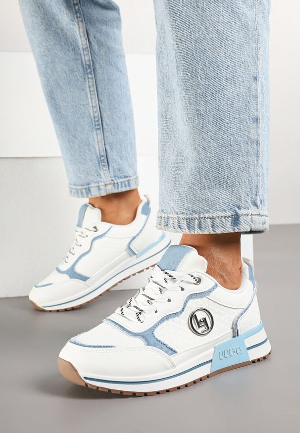 Renee - Biało-Niebieskie Sneakersy z Metaliczną Ozdobą Firamia. Okazja: na co dzień. Kolor: biały. Materiał: jeans. Wzór: aplikacja