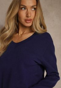 Renee - Granatowy Sweter z Wełną i Wiskozą z Trójkątnym Dekoltem Kaitte. Okazja: na co dzień. Kolor: niebieski. Materiał: wełna, wiskoza. Styl: casual, elegancki #3