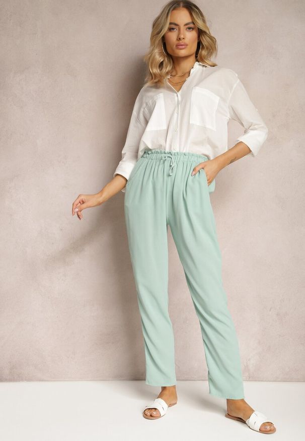 Renee - Jasnozielone Spodnie z Regularną Talią z Gumką i Sznurkiem w Pasie Cerinda. Okazja: na co dzień. Kolor: zielony. Materiał: satyna, materiał. Styl: casual