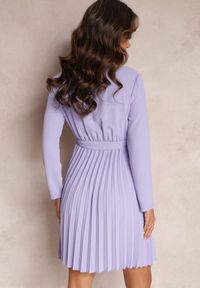 Renee - Fioletowa Sukienka Plisowana z Materiałowym Paskiem Jaresa. Okazja: na randkę, na imprezę. Kolor: fioletowy. Materiał: materiał. Styl: elegancki
