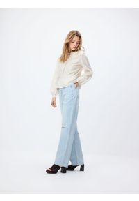 Reserved - Jeansy straight z przetarciami - niebieski. Kolor: niebieski #1