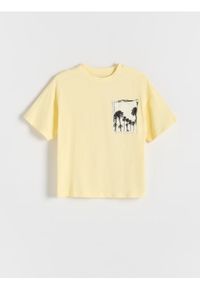 Reserved - T-shirt oversize z nadrukiem - kremowy. Kolor: kremowy. Materiał: dzianina, bawełna. Wzór: nadruk