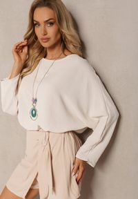 Renee - Beżowa Bluzka o Fasonie Nietoperza z Naszyjnikiem Kenola. Kolor: beżowy. Styl: elegancki