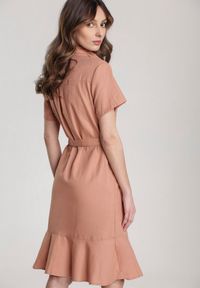 Renee - Różowa Sukienka Ginethia. Kolor: różowy. Materiał: materiał. Wzór: aplikacja. Typ sukienki: koszulowe. Długość: midi #2