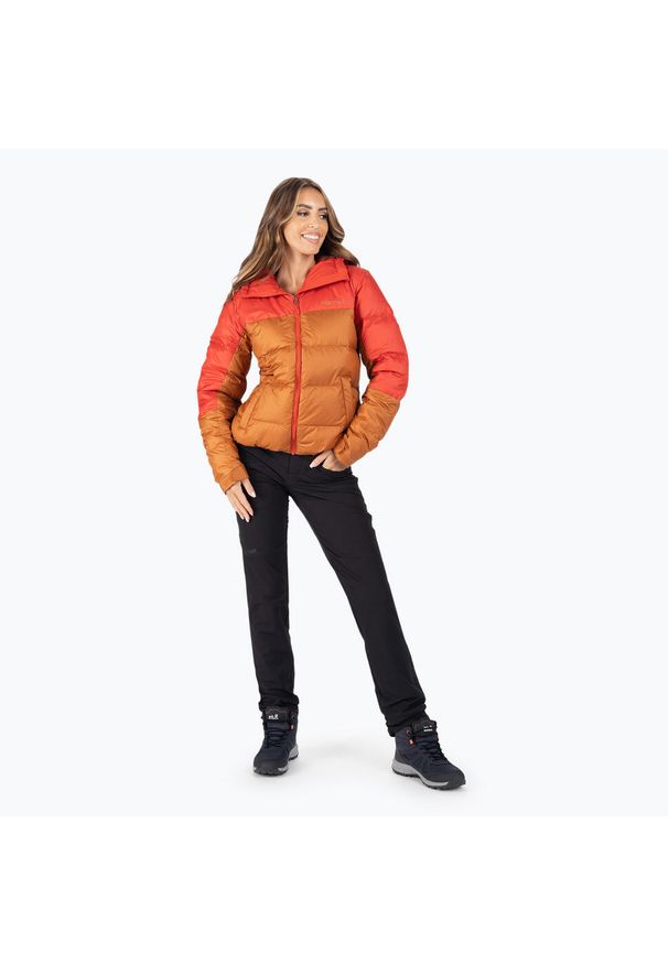 Kurtka puchowa damska Marmot Guides Down Hoody. Kolor: czerwony, wielokolorowy, brązowy. Materiał: puch. Sport: turystyka piesza