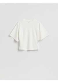 Reserved - Taliowany t-shirt - złamana biel. Materiał: dzianina, bawełna. Styl: klasyczny