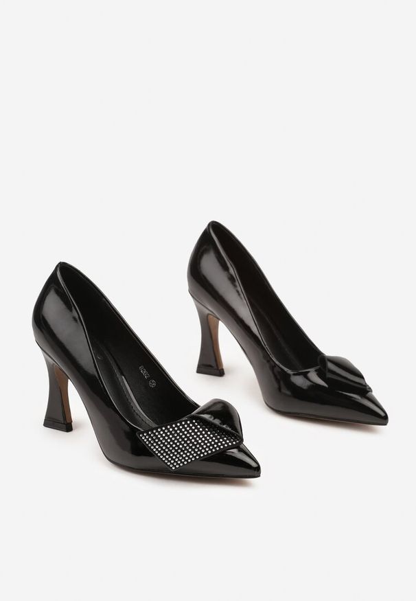 Born2be - Czarne Czółenka na Klepsydrowym Obcasie z Cyrkoniowym Zdobieniem Riannara. Okazja: na co dzień. Zapięcie: bez zapięcia. Kolor: czarny. Materiał: lakier. Wzór: aplikacja. Obcas: na obcasie. Styl: glamour, casual, elegancki, klasyczny. Wysokość obcasa: średni