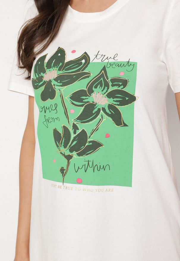 Born2be - Biała Bawełniana Sukienka o Kroju Typu T-shirt Zdobiona Nadrukiem Nevolira. Okazja: na co dzień. Kolor: biały. Materiał: bawełna. Wzór: aplikacja, nadruk. Styl: klasyczny, elegancki, casual
