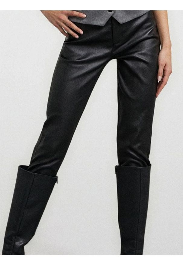 Sinsay - Woskowane spodnie skinny - czarny. Kolor: czarny