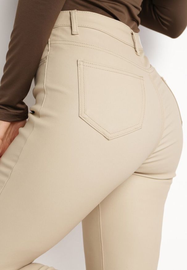 Born2be - Beżowe Modelujące Spodnie Skinny z Kieszeniami Envoi. Kolor: beżowy