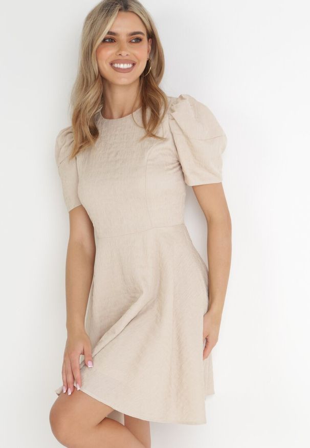 Born2be - Beżowa Sukienka z Krótkim Bufiastym Rękawem Akazane. Kolor: beżowy
