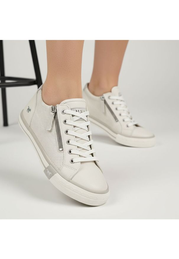 Trampki damskie Mustang, cholewka ze skóry ekologicznej perforowana konstrukcja sznurowanie uzupełnione bocznym zamkiem niska stabilna podeszwa zapew. Okazja: na co dzień. Zapięcie: sznurówki. Kolor: biały. Materiał: skóra ekologiczna. Szerokość cholewki: normalna. Styl: casual