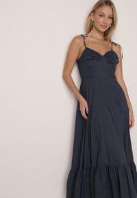 Born2be - Granatowa Bawełniana Sukienka o Rozkloszowanym Kroju na Wiązanych Ramiączkach Milalisa. Okazja: na co dzień. Typ kołnierza: dekolt gorset. Kolor: niebieski. Materiał: bawełna. Długość rękawa: na ramiączkach. Typ sukienki: gorsetowe. Styl: casual, klasyczny #8