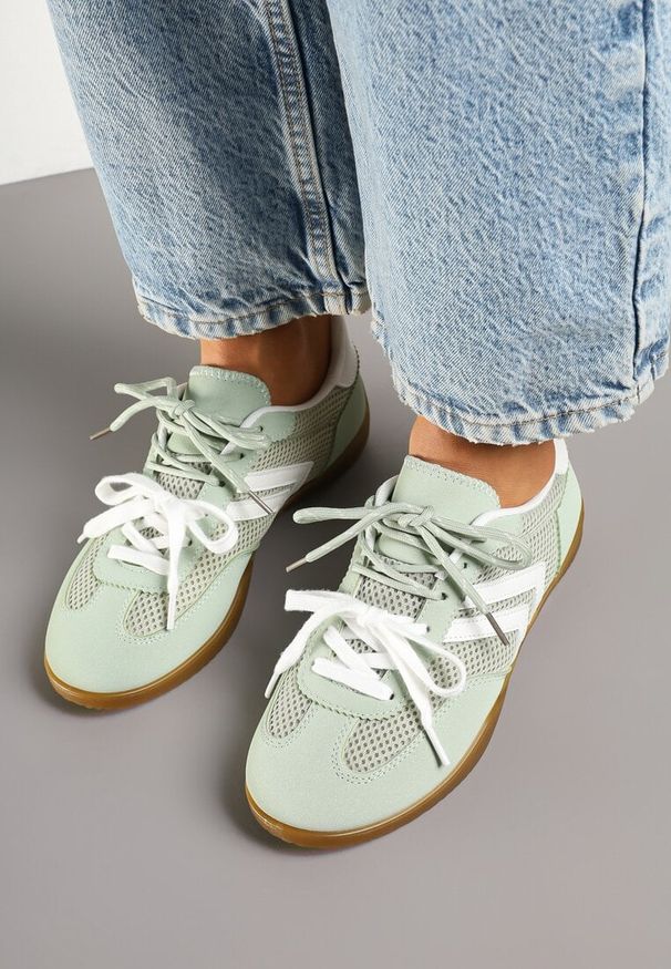 Renee - Jasnozielone Sneakersy w Stylu Tenisówek Ozdobione Geometrycznym Wzorem Teloriella. Okazja: na co dzień. Zapięcie: sznurówki. Kolor: zielony. Materiał: jeans. Wzór: aplikacja, geometria
