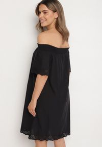 Born2be - Czarna Bawełniana Sukienka Hiszpanka z Ażurowymi Zdobieniami Filissa. Okazja: na co dzień. Typ kołnierza: dekolt hiszpanka. Kolor: czarny. Materiał: bawełna. Długość rękawa: krótki rękaw. Wzór: aplikacja, ażurowy. Typ sukienki: rozkloszowane, z odkrytymi ramionami. Styl: casual #4