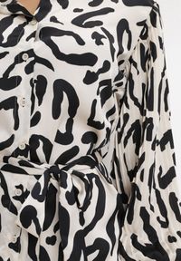 Born2be - Beżowa Sukienka Mini z Plisowanymi Rękawami i Materiałowym Paskiem Sevan. Kolor: beżowy. Materiał: materiał. Wzór: motyw zwierzęcy, nadruk. Sezon: wiosna, lato. Długość: mini #3